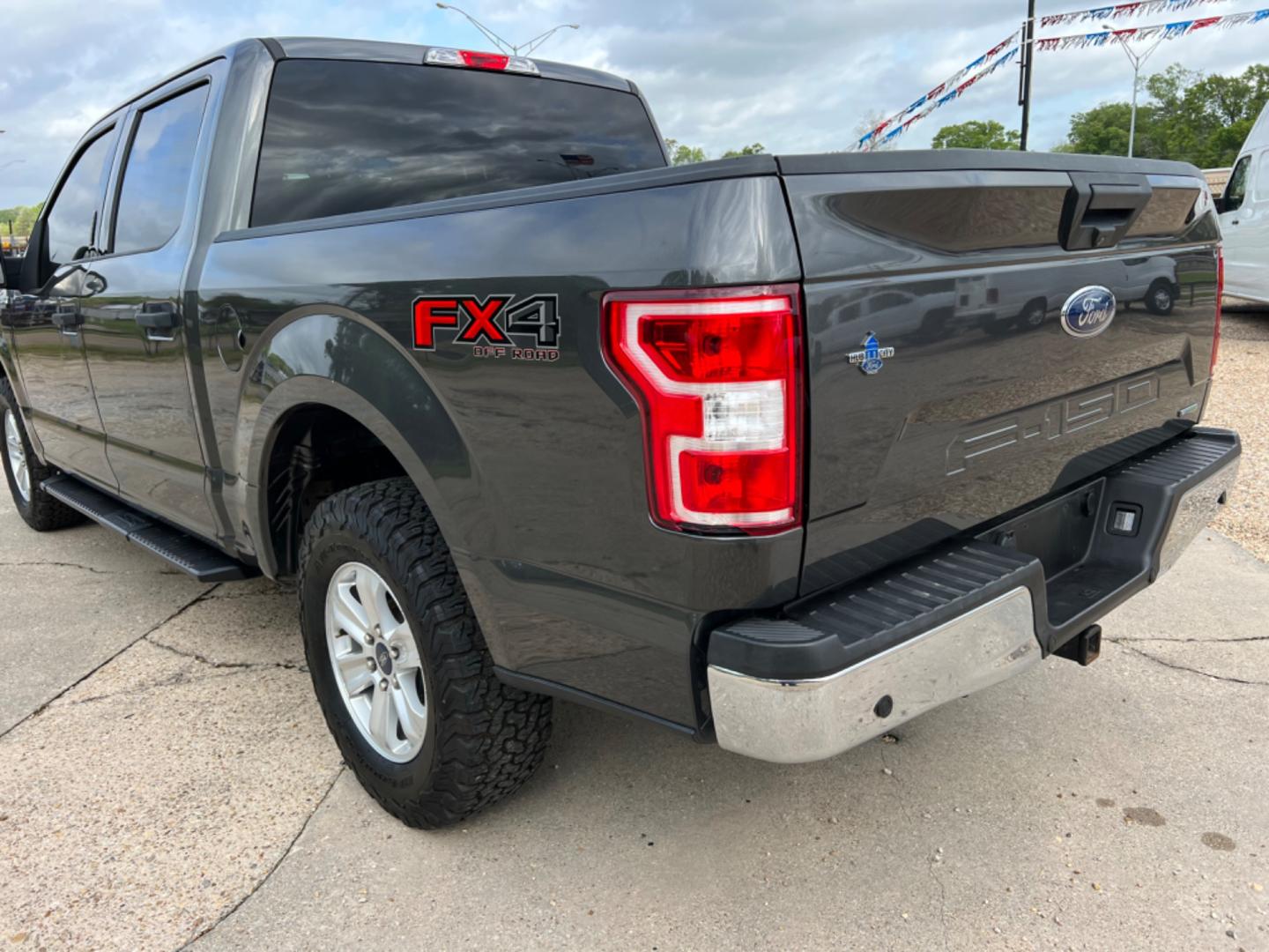 2018 Grey /Grey Ford F-150 XLT (1FTEW1EP5JK) with an 2.7 V6 EcoBoost engine, Automatic transmission, located at 4520 Airline Hwy, Baton Rouge, LA, 70805, (225) 357-1497, 30.509325, -91.145432 - 2018 Ford F150 SuperCrew XLT 4WD ***One Owner & No Accidents*** 2.7 V6 EcoBoost Gas, 135K Miles, Power Windows, Locks & Mirrors, New Tires, Backup Camera, Tow Pkg. FOR INFO PLEASE CONTACT JEFF AT 225 357-1497 CHECK OUT OUR A+ RATING WITH THE BETTER BUSINESS BUREAU WE HAVE BEEN A FAMILY OWNED AND O - Photo#7